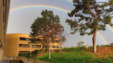 En el condado de Ventura, la lluvia causó que apareciera un doble arcoiris.