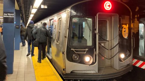 Debido a la emergencia por coronavirus, la cantidad de pasajeros en el Metro de Nueva York ha bajado 87%.