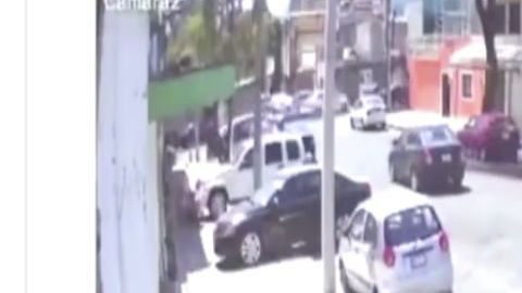 VIDEO: Momento en que sicarios propinan 25 balazos a mujer y a invidente