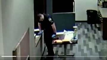 VIDEO: Policía se colapsa al manipular fentanilo cuando recababa evidencia