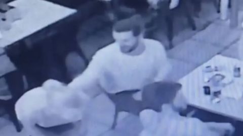 Las cámaras del restaurante captaron el lamentable incidente.