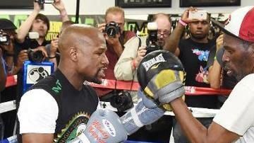 Floyd Mayweather fue entrenado por mucho tiempo por su tío Roger.