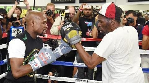 Floyd Mayweather fue entrenado por mucho tiempo, por su tío Roger Mayweather.