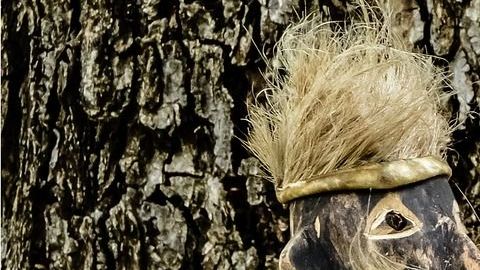 Muñecos de vudú tallados en madera.