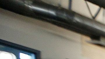 Danubia Alarcon, voluntaria de MEND, ayuda a preparar bolsas de comida para distribuir entre personas necesitadas. (Aurelia Ventura/La Opinion)