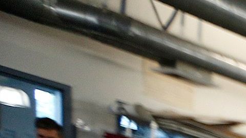 Danubia Alarcon, voluntaria de MEND, ayuda a preparar bolsas de comida para distribuir entre personas necesitadas. (Aurelia Ventura/La Opinion)