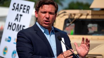 El gobernador de Florida Ron DeSantis en rueda de prensa.