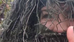 Así lucía con su disfraz de arbusto.