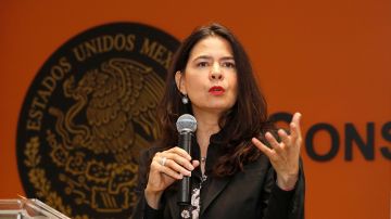 La cónsul de México en Los Angeles, Marcela Celorio da a conocer el número de mexicanos muertos por coronavirus en Los Ángeles. (Aurelia Ventura/La Opinión)