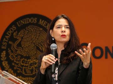 La cónsul de México en Los Angeles, Marcela Celorio da a conocer el número de mexicanos muertos por coronavirus en Los Ángeles. (Aurelia Ventura/La Opinión)