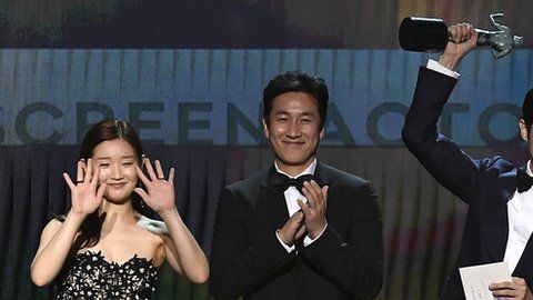 El elenco de Parasite celebrando su premio SAG