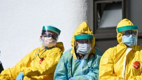 Los trabajadores de la salud sufren un riesgo mayor de contraer covid-19.