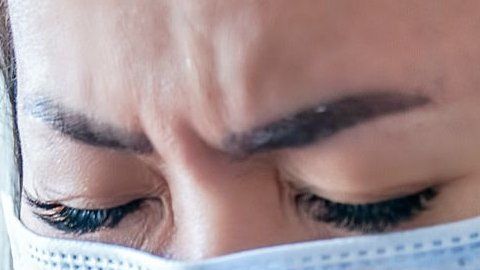 La somatización se define como "la manifestación de síntomas físicos de un problema psicológico".