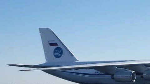 Un avión con ayuda rusa llegó este miércoles a Nueva York.