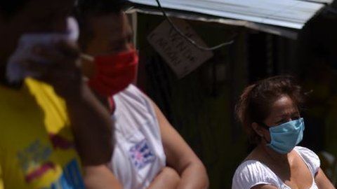 Buscan a sus muertos.