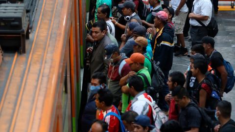 Usuarios del Metro se aglomeran en la estación Pantitlán.