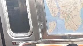 Indigente durmiendo en el Metro