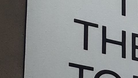 Cartel con error ortográfico en tribunal de Brooklyn