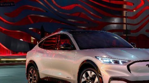 La Ford Mustang Mach-E llegará en el 2021, pero puede ser apartada por $500en línea
