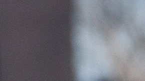 Personal médico realiza la toma de muestras de COVID-19 a un paciente en un centro de pruebas  temporal instalado en un estacionamiento en los Estados Unidos.