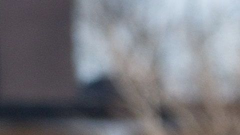 Personal médico realiza la toma de muestras de COVID-19 a un paciente en un centro de pruebas  temporal instalado en un estacionamiento en los Estados Unidos.