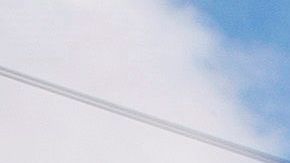 Línea de autos cerca de un banco de alimentos en Anaheim, California.