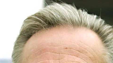 Tom Hagen fue arrestado por la muerte de su esposa.