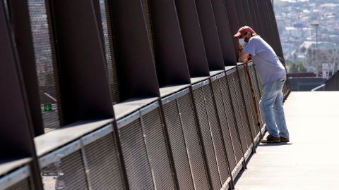 Los trabajadores extranjeros esperaban que se levantaran las restricciones para volver a sus países.