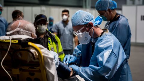 Personal médico del Ejército atiende a un paciente en la Estación Médica Javits de Nueva York (JNYMS).