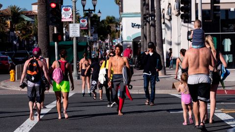 Miles de personas visitaron las playas del Orange County en California.