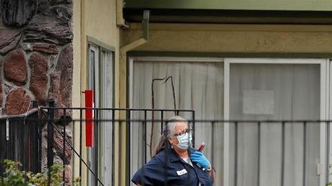 Una trabajadora del Gateway Care and Rehabilitation Center en Hayward, California.