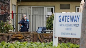 Una trabajadora del Gateway Care and Rehabilitation Center en Hayward, California.