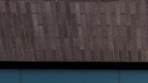 Un doctor camina junto a la sala de emergencias del Hospital Mount Sinai en Nueva York.