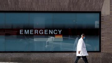 Un doctor camina junto a la sala de emergencias del Hospital Mount Sinai en Nueva York.