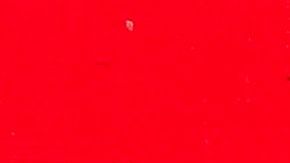 Dos personas caminan al frente de un graffiti de L.A.