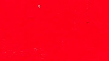 Dos personas caminan al frente de un graffiti de L.A.