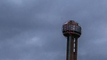 El centro de Dallas con el mensaje de quedarse en casa en un edificio.