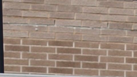 Un médico y un empleado de una funeraria transfieren un ataúd a un coche fúnebre desde una morgue temporal en NY.