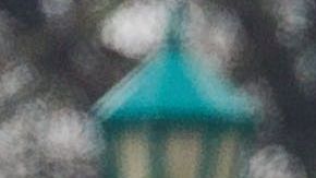 Un oficial de policía custodia la entrada a la zona donde opera un nuevo laboratorio para pruebas de coronavirus en la localidad de Rochelle in New Rochelle.