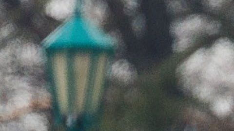 Un oficial de policía custodia la entrada a la zona donde opera un nuevo laboratorio para pruebas de coronavirus en la localidad de Rochelle in New Rochelle.