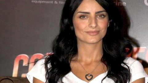 Aislinn Derbez.