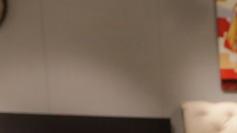 Una almohada de color pastel que contraste con tu estancia, puede hacer un gran cambio.