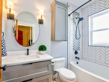Iluminación, accesorios y pintura pueden cambiar la apariencia de tu baño.