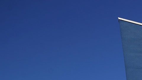 La presidenta de la compañía, Corie Barrie, también anunció que recortaría su sueldo a la mitad.