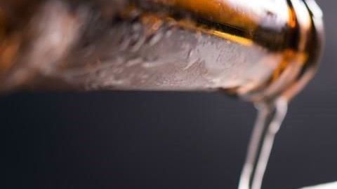 La cerveza puede hacer más llevadero el encierro, señalan comerciantes mexicanos.