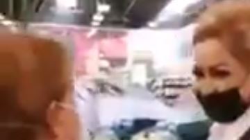 La mujer agradeció la ovación de los empleados de un supermercado.