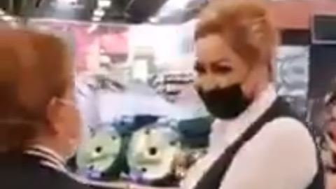 La mujer agradeció la ovación de los empleados de un supermercado.