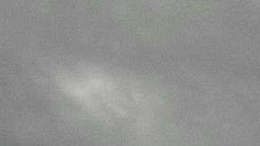 -FOTODELDÍA- BRA01. MANAOS (BRASIL), 23/04/2020.- Un grupo de personas asiste a un sepelio en donde los ataúdes son colocados en una tumba colectiva, en un área abierta en el cementerio Nossa Senhora Aparecida, ubicado en la ciudad de Manaos, Amazonas. La nueva sección del cementerio se abrió después de las muertes causadas por COVID-19 que colapsaron el sistema funerario de la ciudad. EFE / Raphael Alves