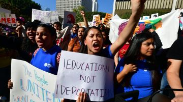 Se desconoce a cuántos inmigrantes afectará la decisión del Departamento de Educación.