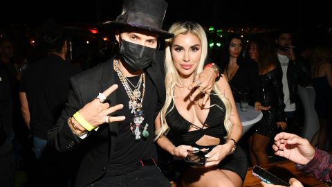 Alexa Dellanos y Alec Monopoly pasan la cuarentena en las playas de Puerto Rico.